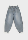 Tragende Ballonweite Jeanshose